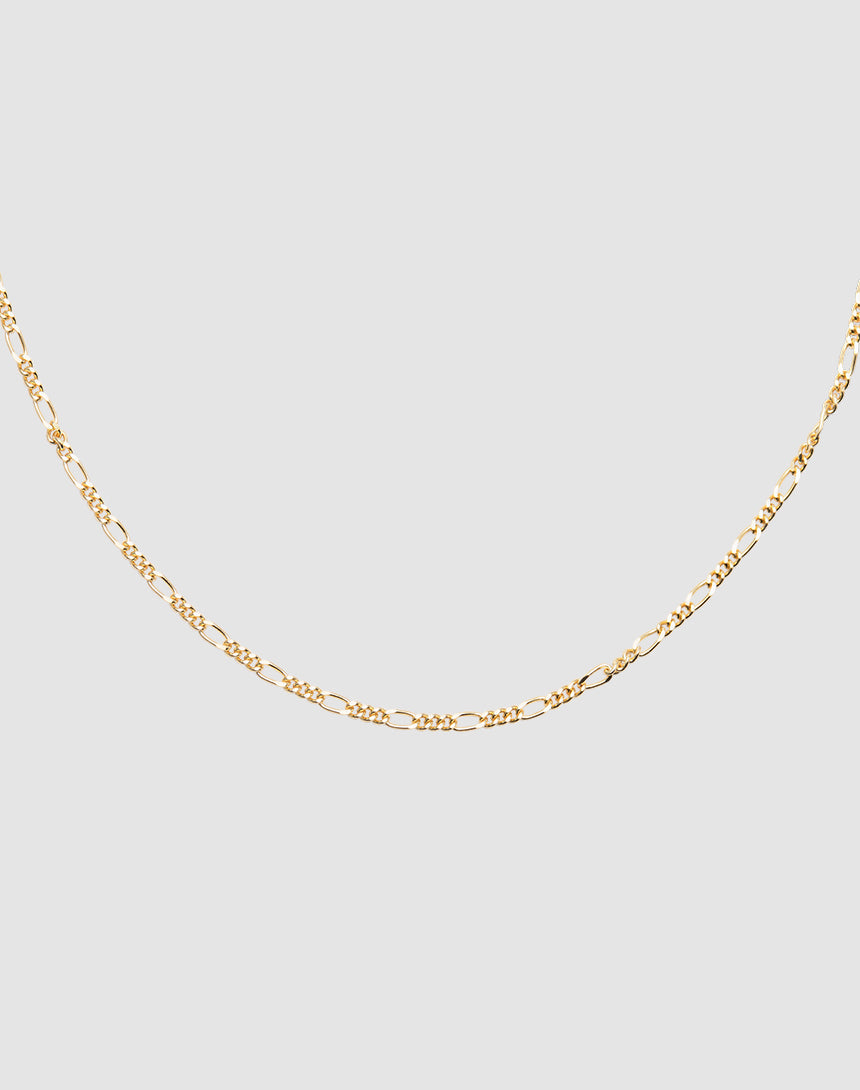The Basic Figaro Chain by LIVE FAST DIE YOUNG is a delicate gold necklace made from 925 vergoldet Sterling Silber with an adjustable length, shown on a plain light gray background.