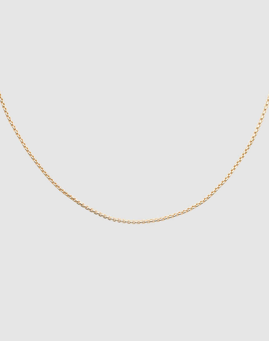 The LIVE FAST DIE YOUNG Thin Curb Chain, a simple and delicate gold necklace in 925 vergoldet Sterling Silber, is showcased against a plain light gray background.
