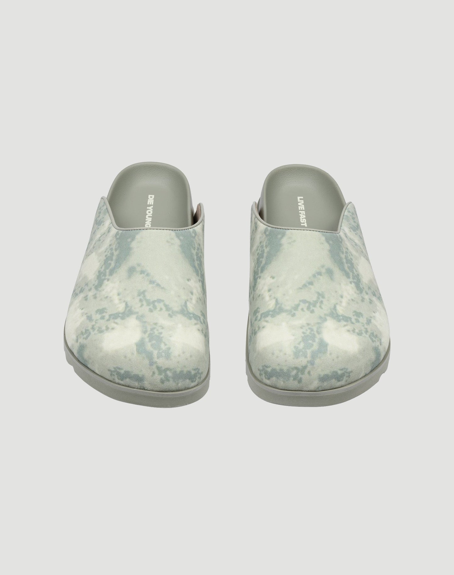 The LFDY Mules by LIVE FAST DIE YOUNG are slip-on shoes with a light grey and white marbled pattern, crafted from PU Obermaterial and an EVA Sohle, shown from the front on a plain white background.