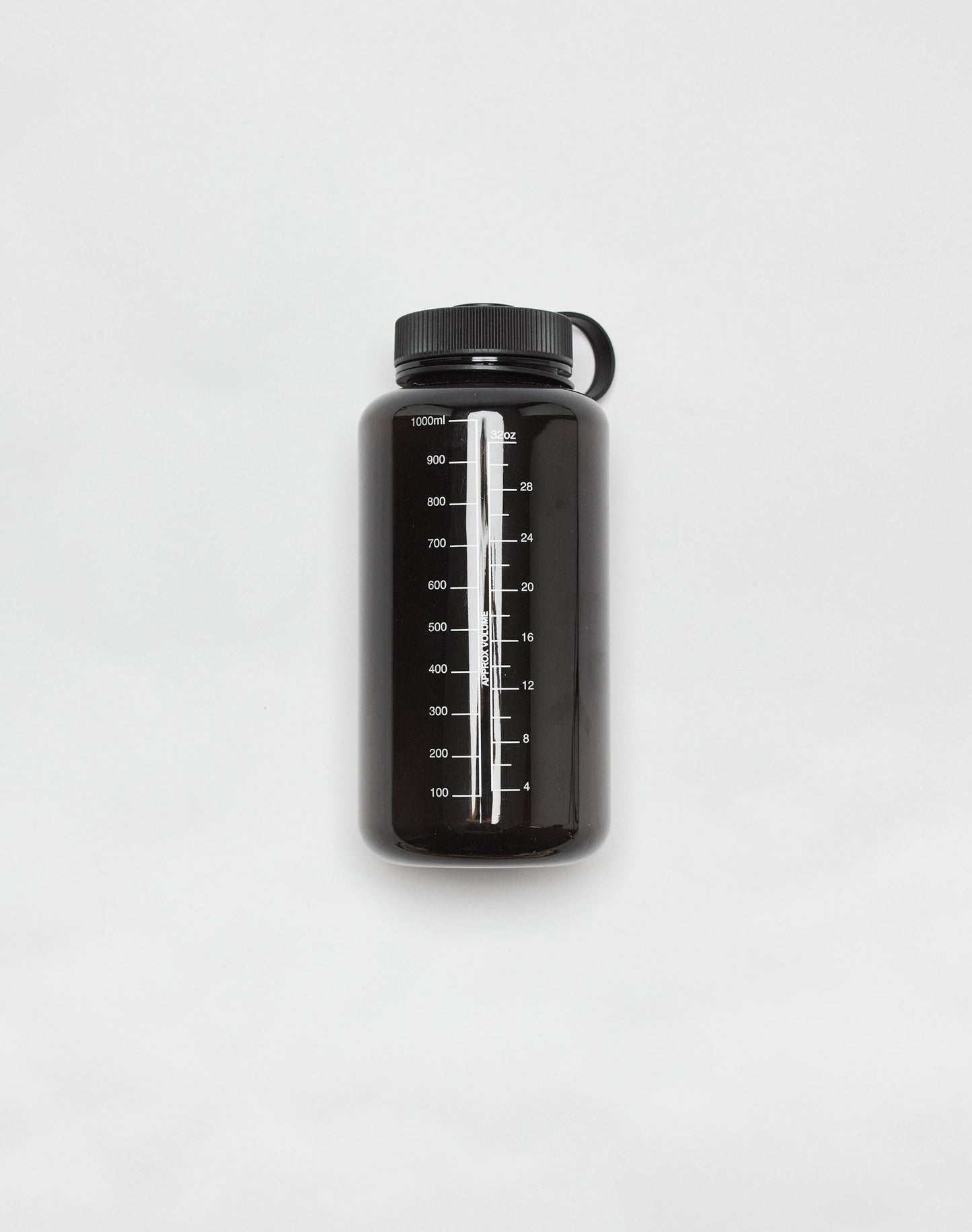 The LIVE FAST DIE YOUNG Live Fast Performance Gym Bottle is a black, BPA-free Tritan bottle with a screw-on lid and handle, shown flat on white. It features measurement markings in ml and oz along the side. Model: LF2501-17113.