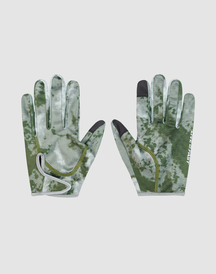 A pair of green camouflage LIVE FAST DIE YOUNG Live Fast Gloves with reflektierender Druck and touchscreen-compatible fingertips, shown palm up and down on a plain white background.| plain