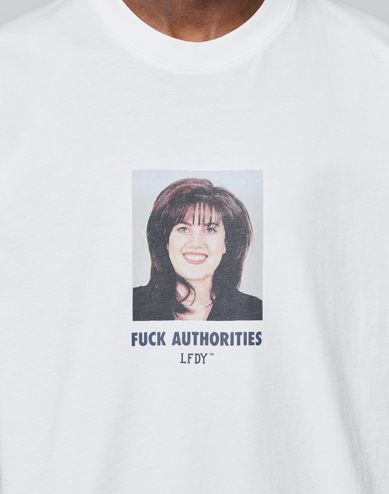 LFDY Authorities Tee Weiß Frontprint Nahaufnahme