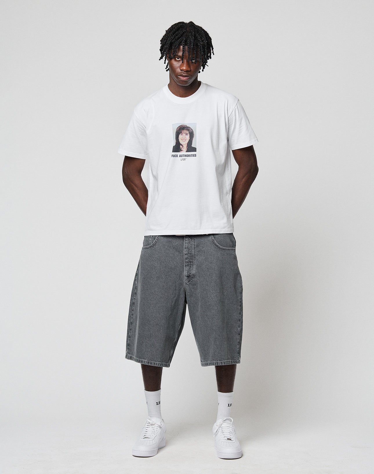 LFDY Authorities Tee Weiß Stylemmit Jorts und Sneaker
