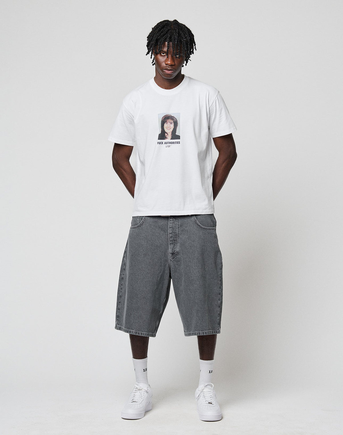 LFDY Authorities Tee Weiß Stylemmit Jorts und Sneaker