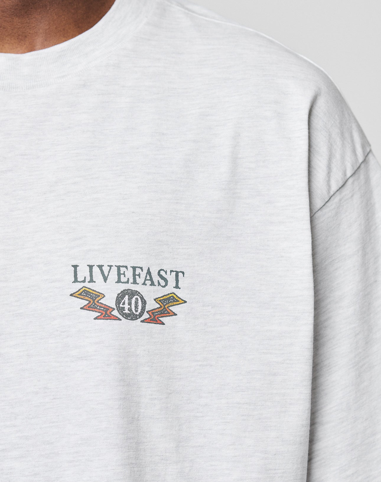 LFDY Under Fire Tee Weiß Grau Brustlogo