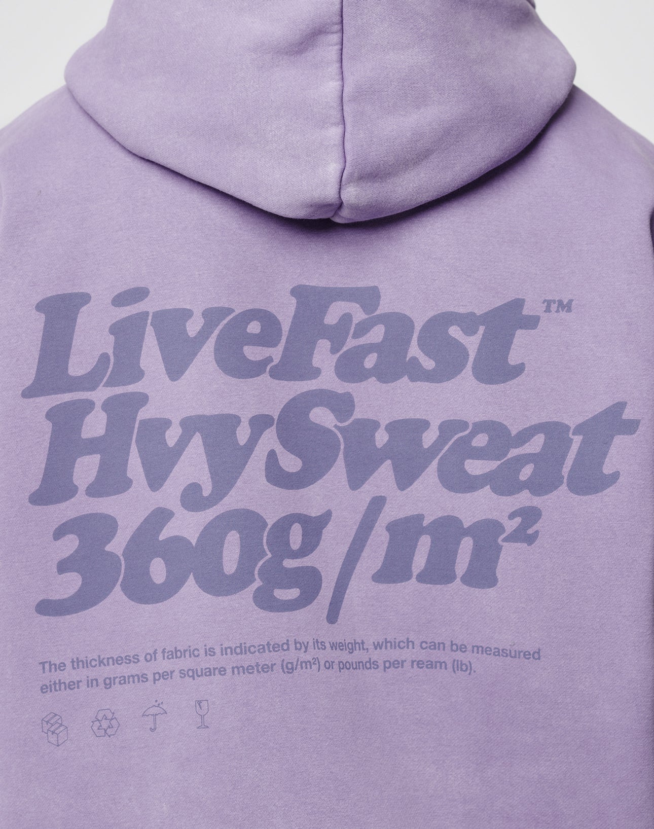 Someone wearing the BASIC 360 HOODED by LIVE FAST DIE YOUNG in lavender, featuring Vintage-Waschung, LiveFast HvySweat 360g/m² print, Oversize Fit, and crafted from a Baumwolle-Polyester blend.