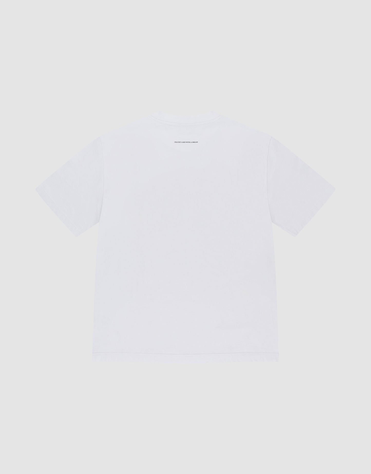 The LIVE FAST DIE YOUNG Live Fast College Tee is an oversized white short-sleeve t-shirt shown on a white background, featuring subtle centered text near the upper back. Made from 100% Baumwolle for superior comfort.