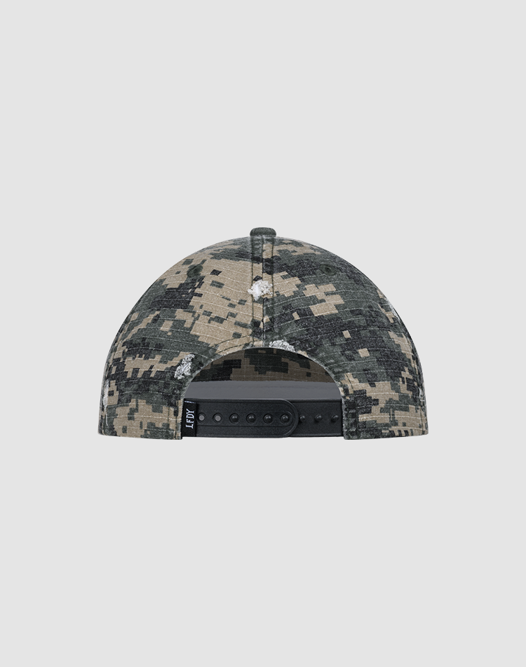 The LFDY Vandals Cap by LIVE FAST DIE YOUNG is a digital camouflage snapback, shown from the back with a black Snapverschluss, side black tag, and inner Schweißband for comfort.