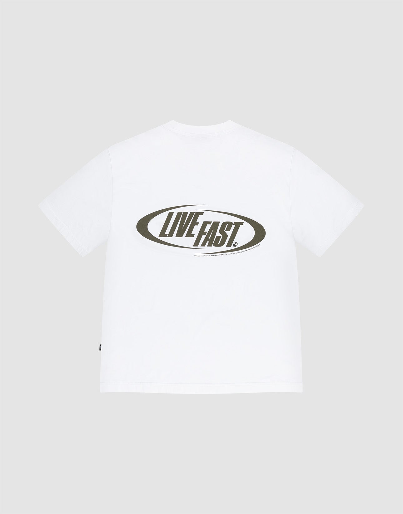 Das LFDY Sphere Tee von LIVE FAST DIE YOUNG ist ein weißes Oversize-Baumwollshirt mit auffälligem Front- und Rückprint: Hinten zeigt sich ein großes, ovales LIVE FAST-Design auf hellem Grau.
