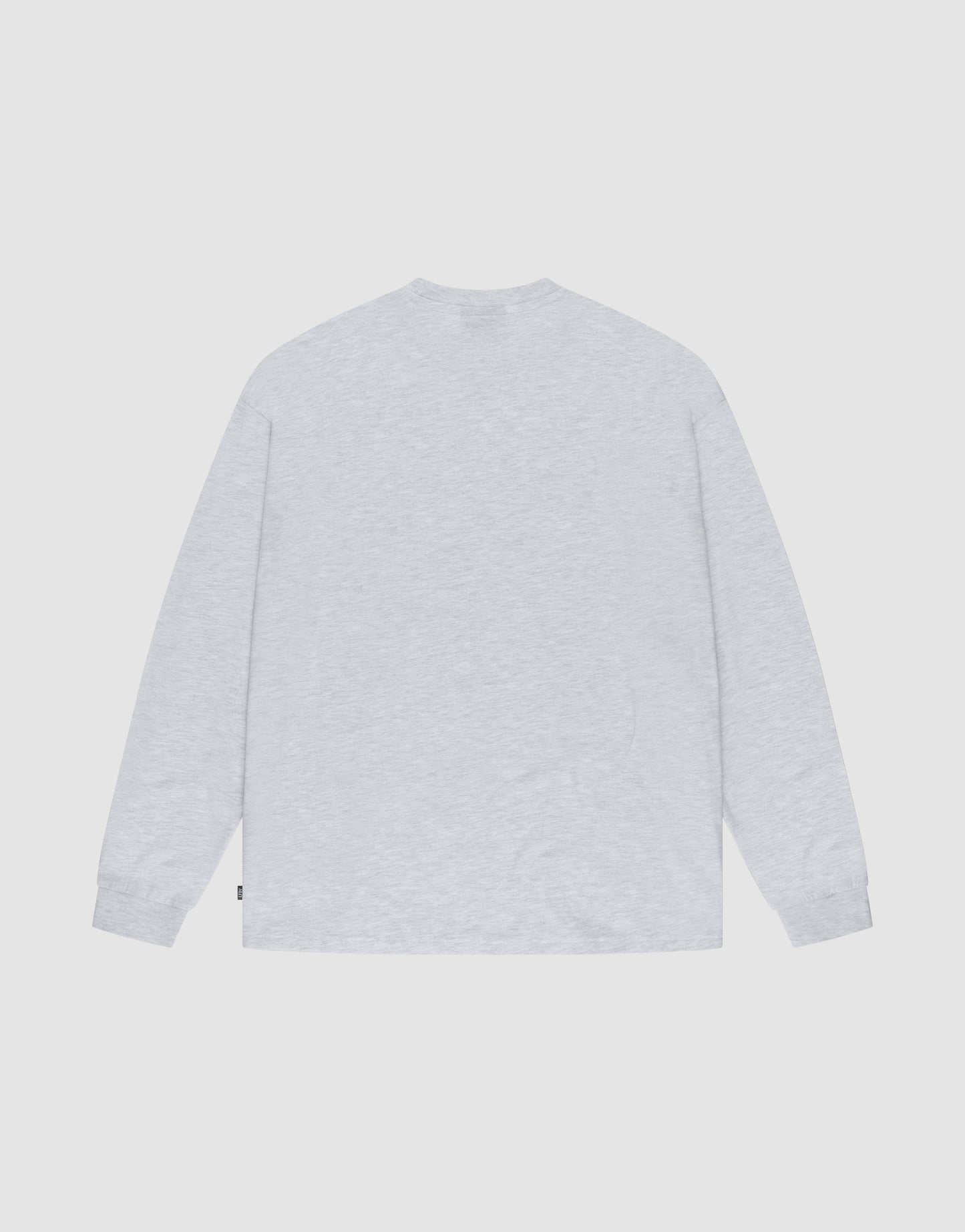 The LIVE FAST DIE YOUNG Basic Longsleeve is a plain, light gray oversized shirt laid flat with the back facing up, featuring a simple design with no visible logos and made from 100% Baumwolle for comfort and breathability.