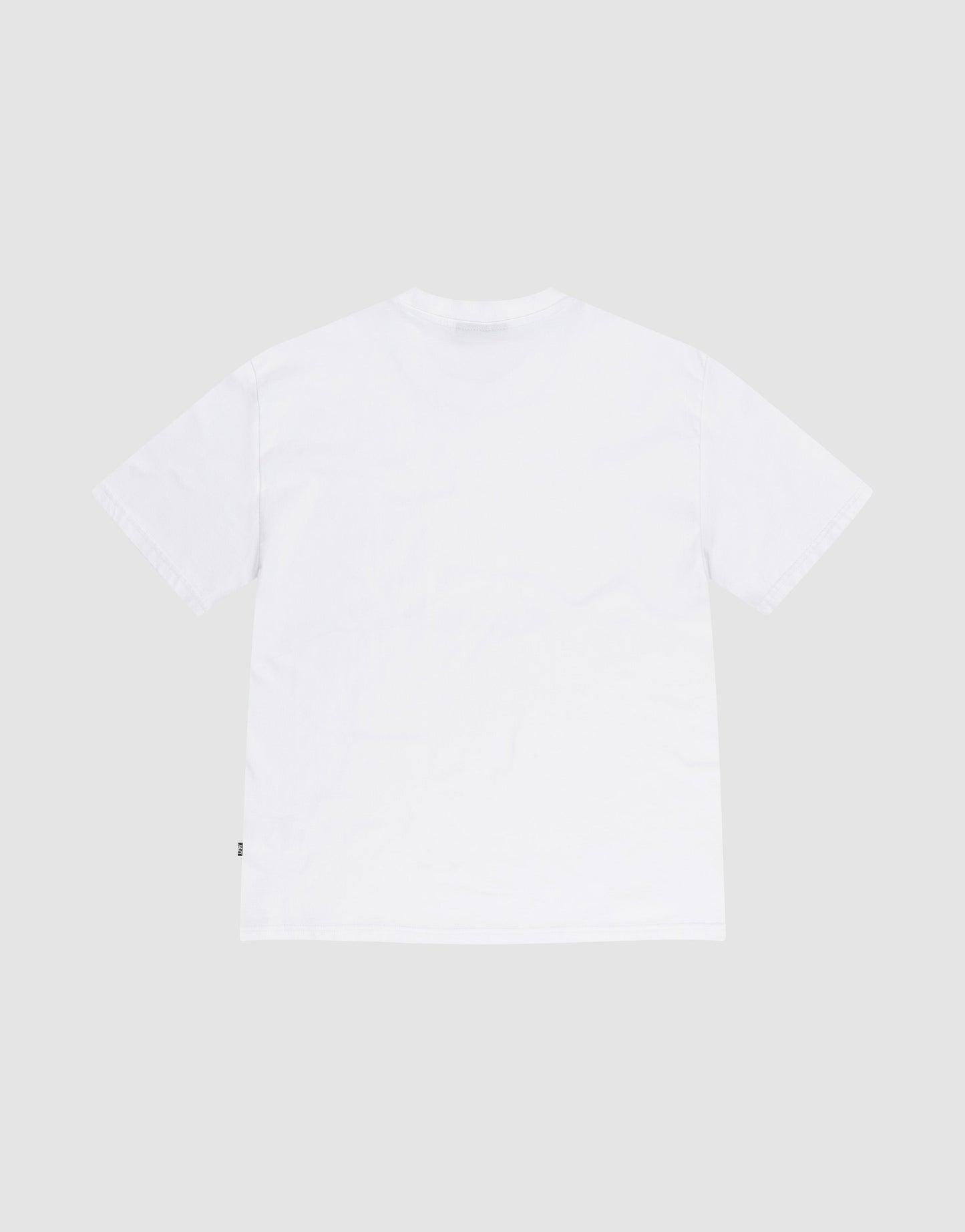 The LIVE FAST DIE YOUNG Basic Chest Tee, a plain white regular fit short-sleeve t-shirt, is shown flat with the back side visible against a light gray background. Made from 100% Baumwolle for comfort and quality.