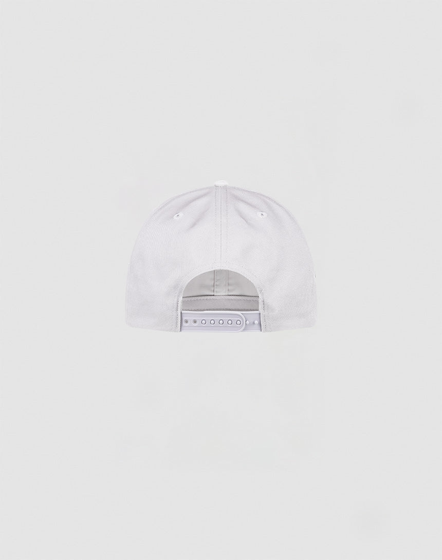 The LF Snapback by LIVE FAST DIE YOUNG is a white baseball cap shown from the back, featuring an adjustable Mit Snapverschluss closure and black Schirmunterseite, set against a plain light gray background.