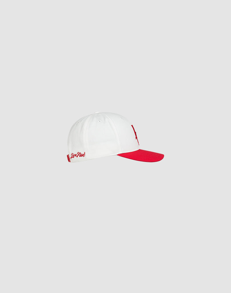 The LF Snapback by LIVE FAST DIE YOUNG is a white cap with a red brim and side red embroidery, made from 100% Baumwolle and featuring a Mit Snapverschluss, shown on a plain light gray background.