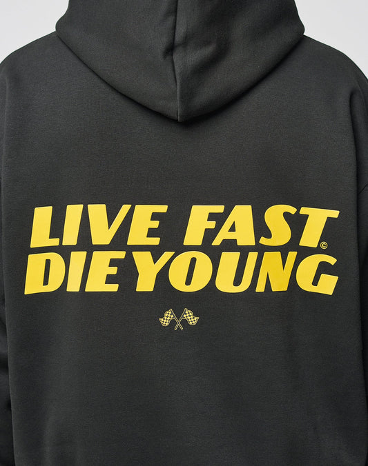 The LFDY Drift Hooded by LIVE FAST DIE YOUNG is a black Baumwolle hoodie with a doppellagige Kapuze, bold yellow LIVE FAST DIE YOUNG text and crossed checkered flags on the back. Oversize Fit for a relaxed style.