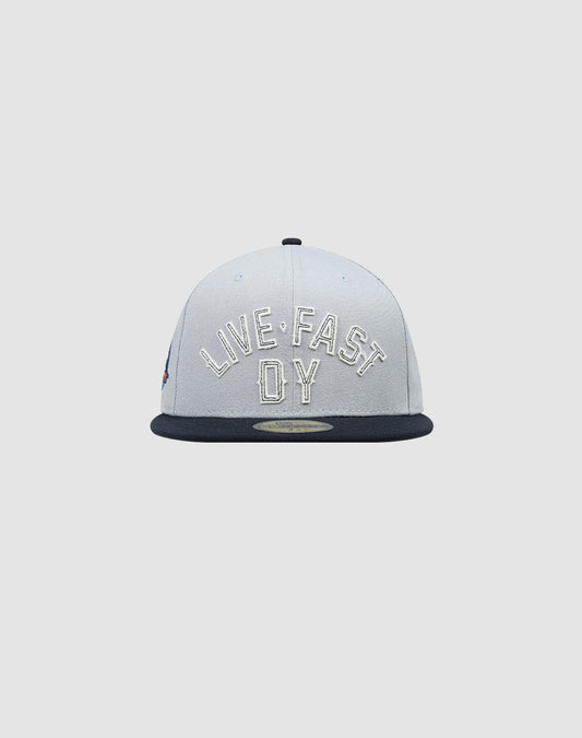 Front view of a gray LFDY X NEW ERA 59FIFTY Fitted Cap by LIVE FAST DIE YOUNG with black brim and large white LIVE FAST and DY embroidery on the front panel. Größentabelle available for sizing.