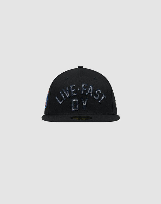 The LFDY X NEW ERA 59FIFTY fitted cap by LIVE FAST DIE YOUNG features bold front embroidery and comes in classic black with a plain gray background. Größentabelle available for perfect sizing.