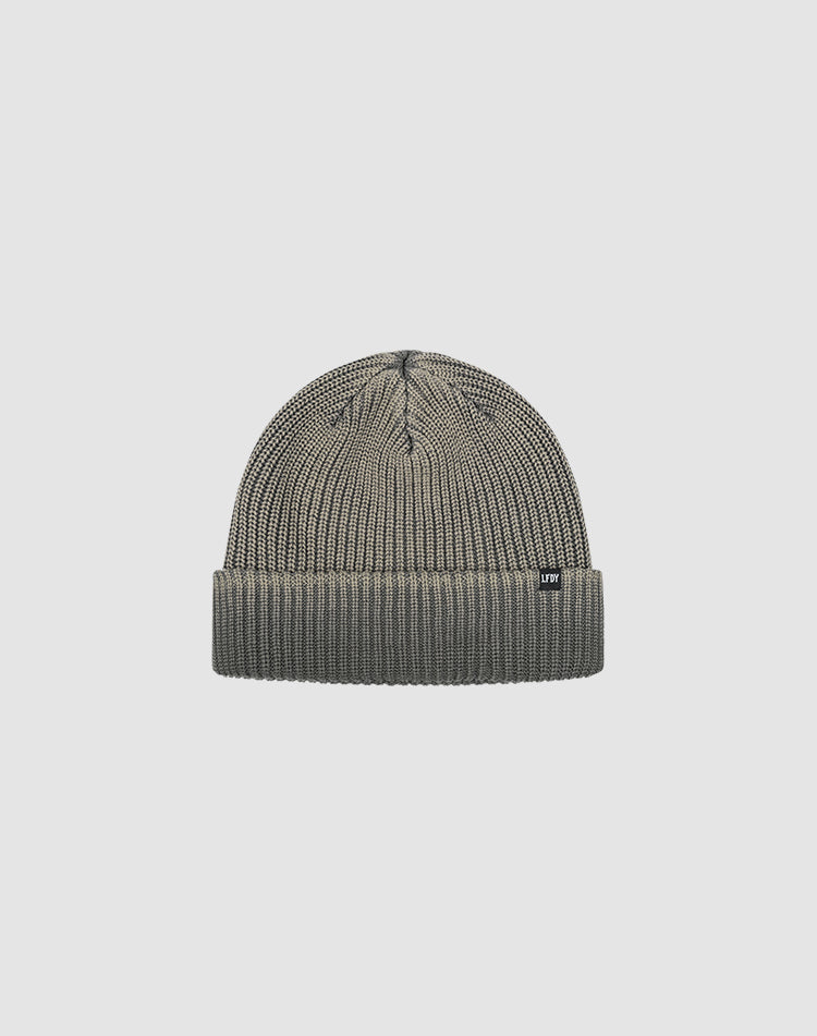 The LIVE FAST DIE YOUNG Double Rib Knit Beanie in grey features a doppellagig gestricktes Design for a voluminöser Look, folded brim, and small black tag on the left side, shown against a plain light grey background.