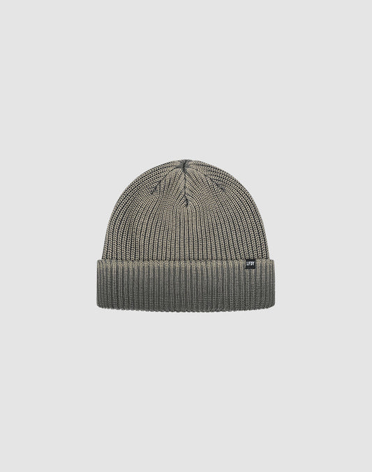 The LIVE FAST DIE YOUNG Double Rib Knit Beanie in grey features a doppellagig gestricktes Design for a voluminöser Look, folded brim, and small black tag on the left side, shown against a plain light grey background. 