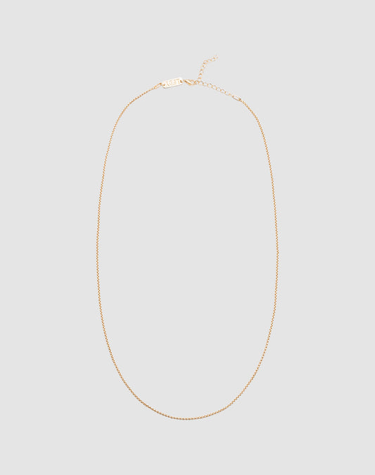The LIVE FAST DIE YOUNG Thin Curb Chain is a delicate necklace crafted from 925 vergoldet Sterling Silber, featuring a fine, simple design with an adjustable length and displayed in an oval shape on a light grey background. 