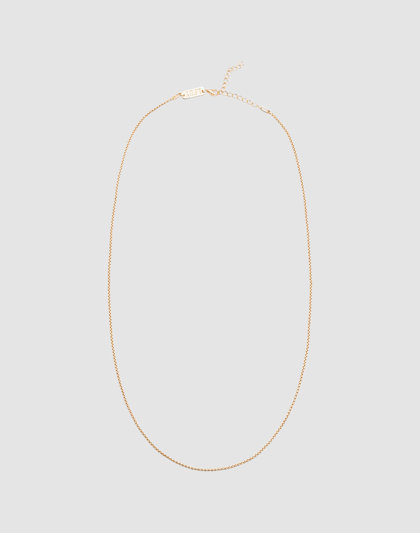 The LIVE FAST DIE YOUNG Thin Curb Chain is a delicate necklace crafted from 925 vergoldet Sterling Silber, featuring a fine, simple design with an adjustable length and displayed in an oval shape on a light grey background.| plain