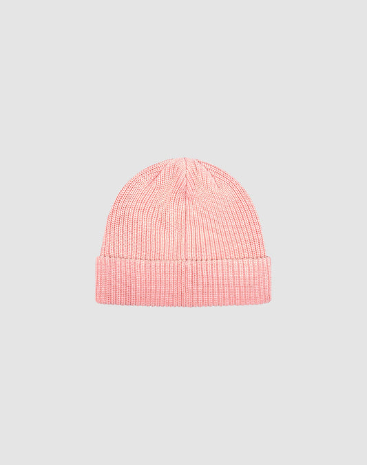 The LIVE FAST DIE YOUNG Double Rib Knit Beanie in pink features a voluminous look and folded brim, is doppellagig gestrickt aus 100% Baumwolle, and is shown against a plain light gray background.