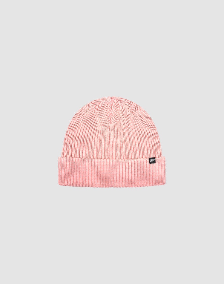 The LIVE FAST DIE YOUNG Double Rib Knit Beanie in light pink features a doppellagig gestricktes ribbed knit, a folded brim, and a small black rectangular tag on the cuff, shown against a plain light gray background. 