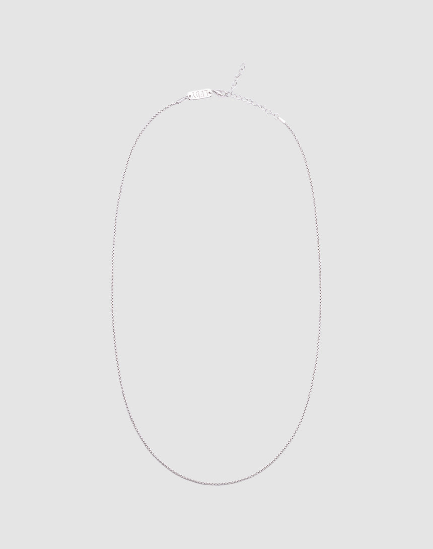 The LIVE FAST DIE YOUNG Thin Curb Chain is a delicate Sterling Silber 925 necklace with an adjustable length and simple clasp, shown on a plain light gray background.| plain 