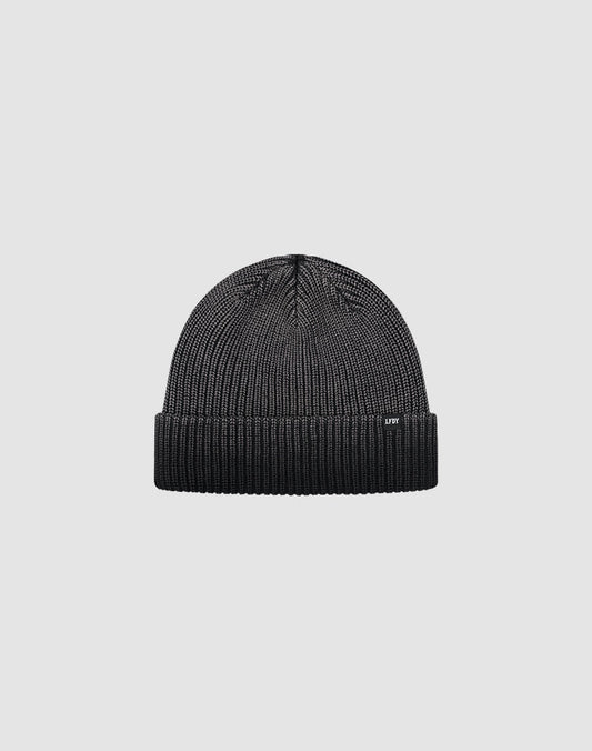 The LIVE FAST DIE YOUNG Double Rib Knit Beanie is black, doppellagig gestrickt from 100% Baumwolle with a folded cuff for a voluminöser Look, shown on a plain light gray background. 