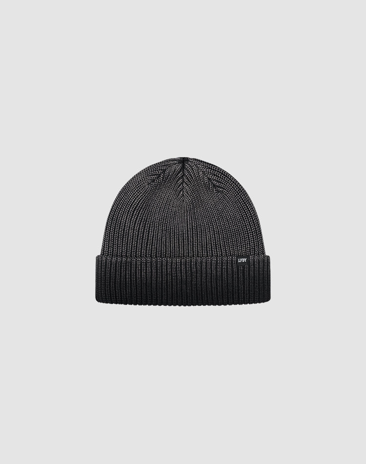 The LIVE FAST DIE YOUNG Double Rib Knit Beanie is black, doppellagig gestrickt from 100% Baumwolle with a folded cuff for a voluminöser Look, shown on a plain light gray background.| plain