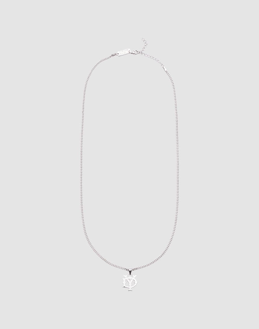 Die DY Blank Chain von LIVE FAST DIE YOUNG ist eine verstellbare Silberkette (925) mit NY-Pendant, präsentiert vor schlicht hellgrauem Hintergrund.| plain 