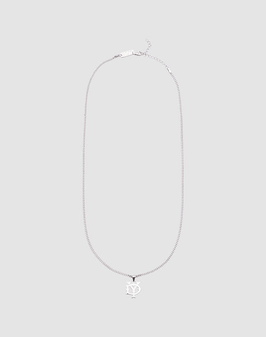 Die DY Blank Chain von LIVE FAST DIE YOUNG ist eine verstellbare Silberkette (925) mit NY-Pendant, präsentiert vor schlicht hellgrauem Hintergrund.| plain 