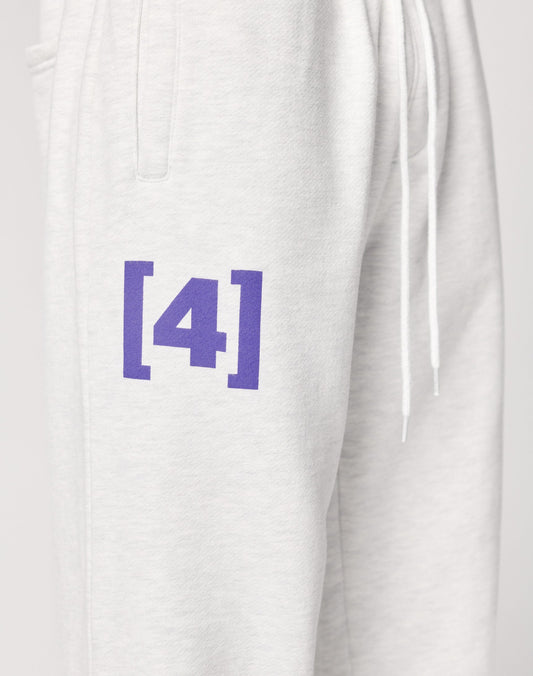 LIVE FAST DIE YOUNG LFDY Racing Wide Jogger: Light gray sweatpants with a wide fit, drawstring waistband, and straight-leg (gerades Bein) design. Features a bold purple [4] on the left thigh and soft, comfortable fabric.