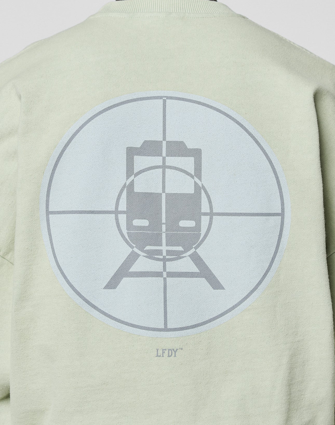 The LFDY Vandals Sweater by LIVE FAST DIE YOUNG is a light green, 100% Baumwolle oversize sweatshirt with a back graphic of a train in a crosshair and "LFDY" below, finished with an individual wash effect.