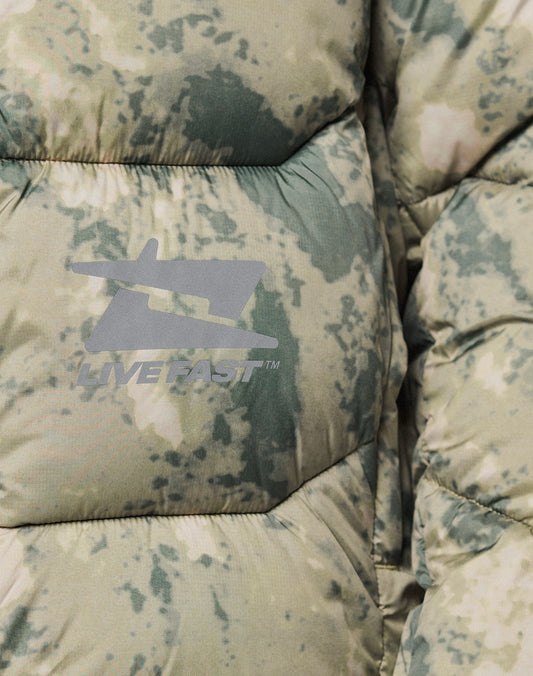 Close-up of the Live Fast Puffer Jacket by LIVE FAST DIE YOUNG, featuring a camo pattern, grey LIVE FAST™ logo, stylized airplane graphic on wasserabweisend fabric, oversize fit, and reflektierender Print for standout style.