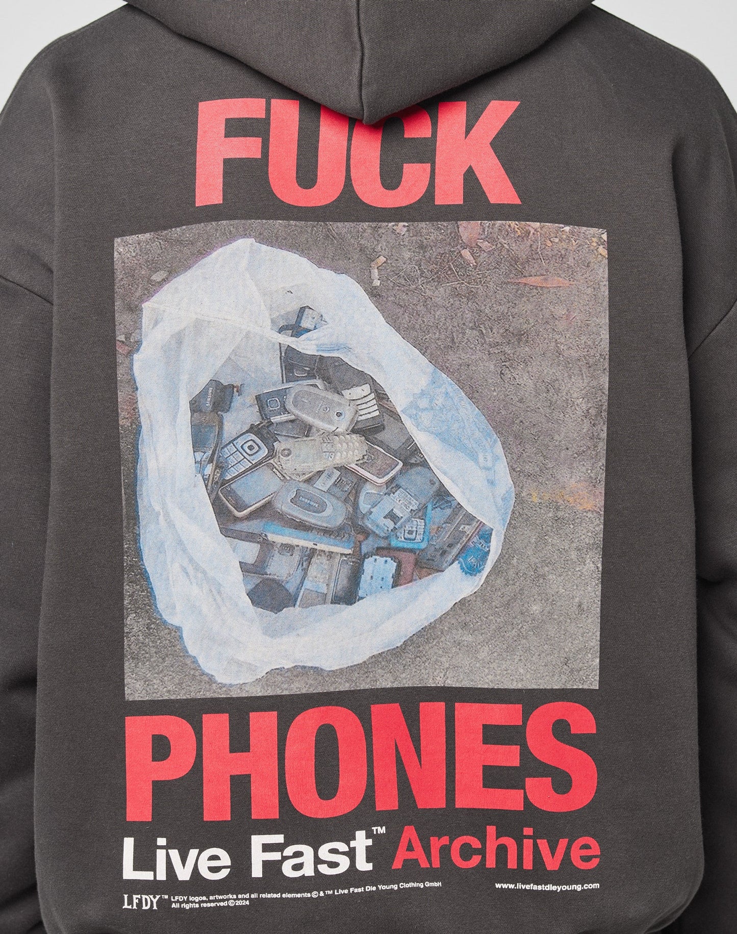 The LFDY F*ck Phones Hooded by LIVE FAST DIE YOUNG features bold red text—F*CK PHONES—and a white plastic bag with old cell phones on the back. Below, smaller Live Fast Archive text appears. Made from soft Baumwolle in an oversize fit.