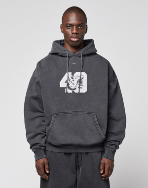 A person wears the LIVE FAST DIE YOUNG LFDY 40 Hooded, an oversize dark gray Baumwolle-Polyester hoodie with a white "49" and graphic on the chest, standing against a light gray background.