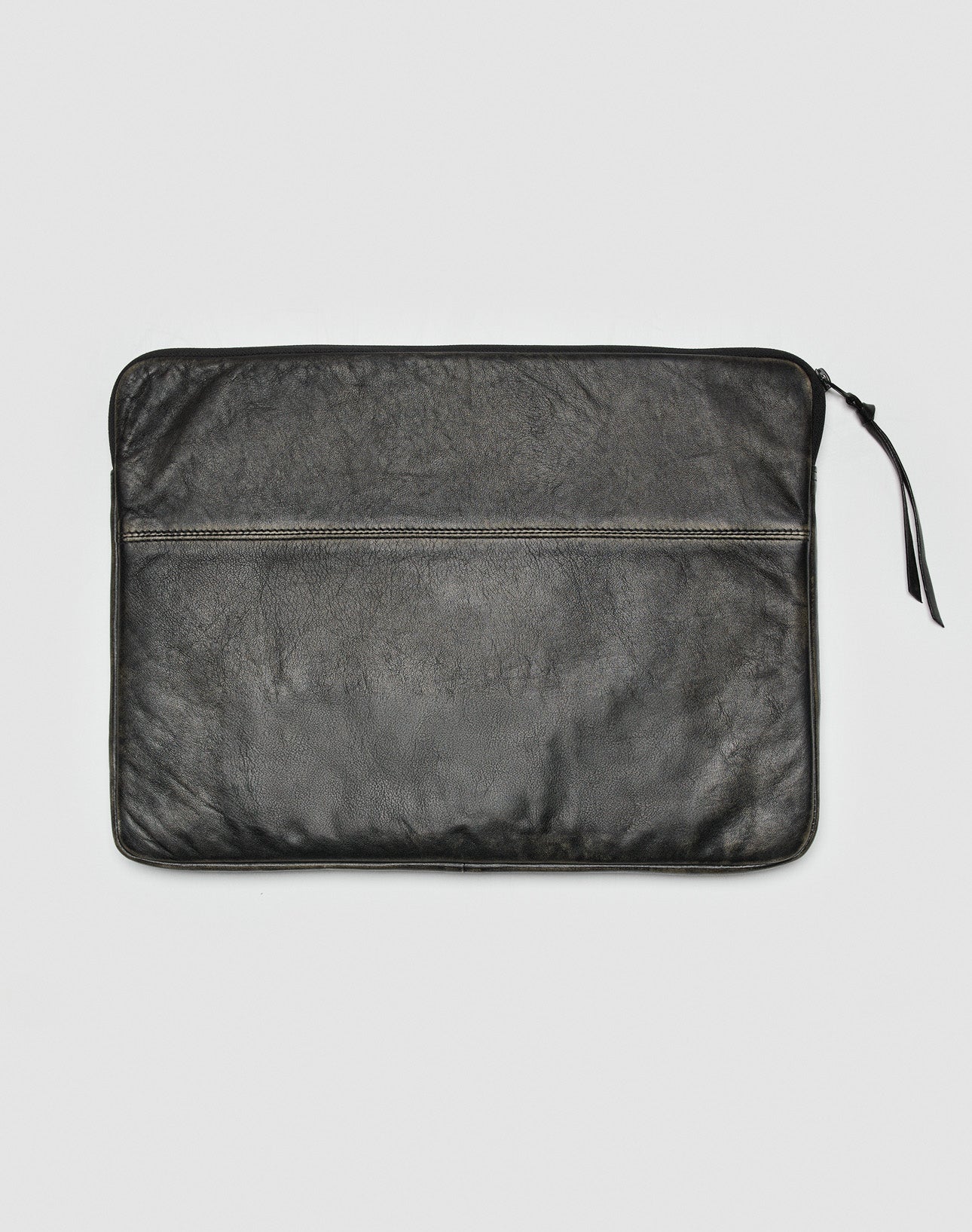 The LFDY Laptop Leather Case by LIVE FAST DIE YOUNG is a black Rindsleder pouch with a slim profile, embossed logo, front horizontal zipper pocket, and right-side leather pull tab, shown on a plain light gray background.