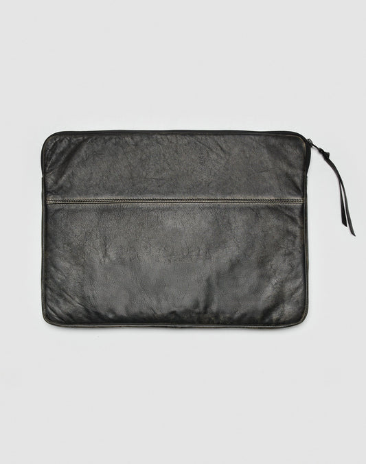 The LFDY Laptop Leather Case by LIVE FAST DIE YOUNG is a black Rindsleder pouch with a slim profile, embossed logo, front horizontal zipper pocket, and right-side leather pull tab, shown on a plain light gray background.