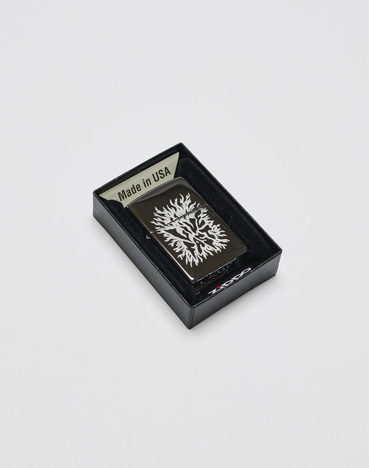 The LFDY x Zippo by LIVE FAST DIE YOUNG is a black limited edition lighter with a white flame design, shown in its open black box. The Aluminium-Gehäuse sits securely inside, featuring Made in USA on the inner lid.
