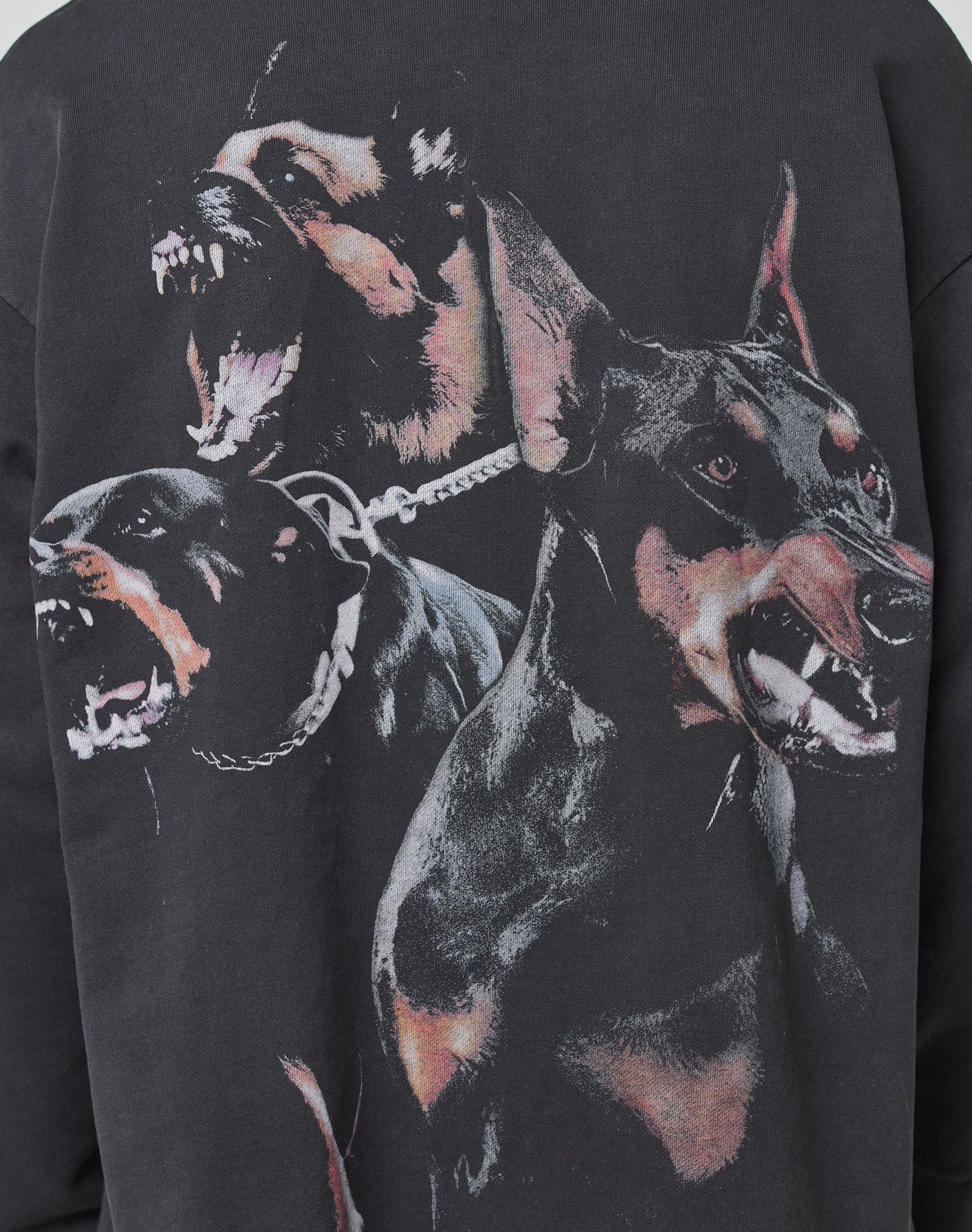The LFDY Canine Longsleeve by LIVE FAST DIE YOUNG features three fierce Dobermans on 100% Baumwolle, with reflektierender Druck and an Oversize Fit for a bold look against a dark backdrop.