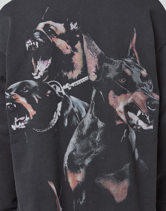 The LFDY Canine Longsleeve by LIVE FAST DIE YOUNG features three fierce Dobermans on 100% Baumwolle, with reflektierender Druck and an Oversize Fit for a bold look against a dark backdrop.