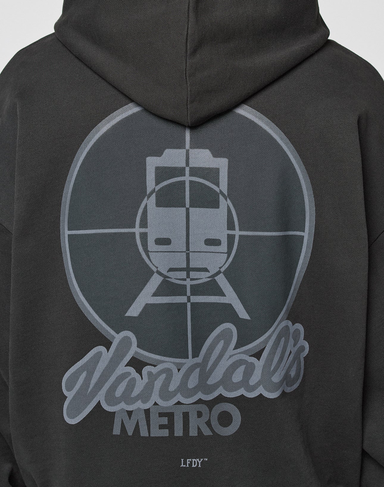 The LFDY Vandals Hooded by LIVE FAST DIE YOUNG is an oversize black hoodie with a bold train-in-crosshair graphic and “Vandals METRO” plus “LFDY” print, made from 100% Baumwolle for comfort and style.