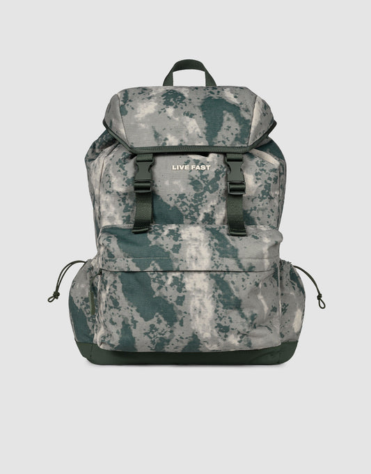 The LFDY Travel Backpack by LIVE FAST DIE YOUNG features a gray-green camo design, black straps, verstellbare Schultergurte, top flap, front pocket with "LIVE FAST" print, and a 25L capacity—ideal for daily essentials.| plain 