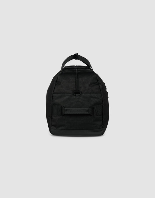 Die schwarze LFDY Weekender 60 von LIVE FAST DIE YOUNG (60L) mit Top-Griff, horizontalem Frontgurt, abnehmbarem Schultergurt und Reißverschluss oben vor hellgrauem Hintergrund fotografiert.