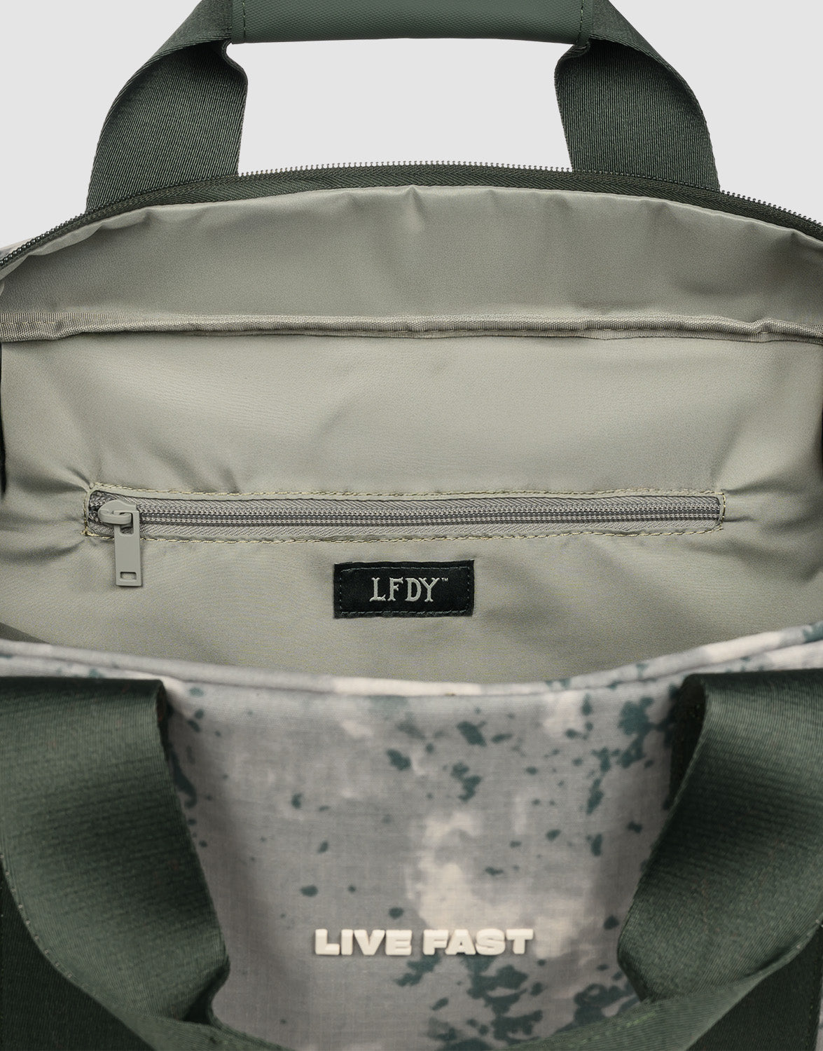 Close-up of the olive green LFDY Weekender 50 by LIVE FAST DIE YOUNG: features a zipper pocket, a small black LFDY label, and LIVE FAST on the inner flap. Includes a großes Fach for extra storage.