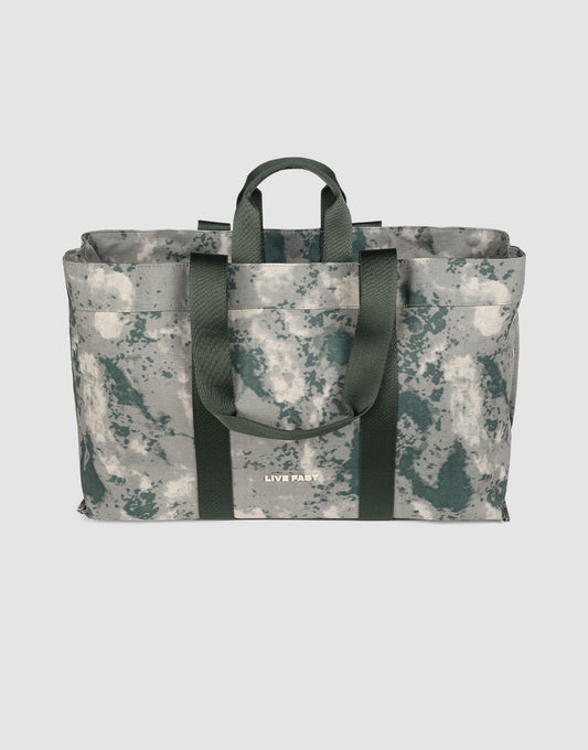 The LFDY Utility Bag by LIVE FAST DIE YOUNG is a large tote with dark green handles, gray and green camo pattern, "LIVE FAST" in white on the front, Tragegurte, and a großes Fach for convenient carrying and storage.| plain 