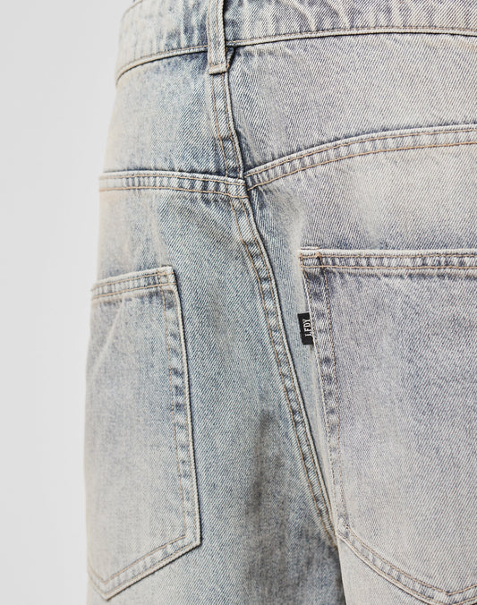 Close-up of LFDY Baggy Denim by LIVE FAST DIE YOUNG, made from 100% Baumwolle, featuring two back pockets, visible stitching, belt loop, and a black fabric tag on the right pocket seam.