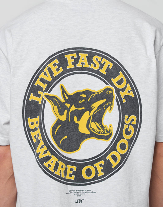 The LFDY Circle Dog Tee by LIVE FAST DIE YOUNG is a gray oversize-fit shirt in vintage wash, with a back graphic of an aggressive dog’s head and yellow “LIVE FAST DIE YOUNG BEWARE OF DOGS” text. Made from 100% cotton.