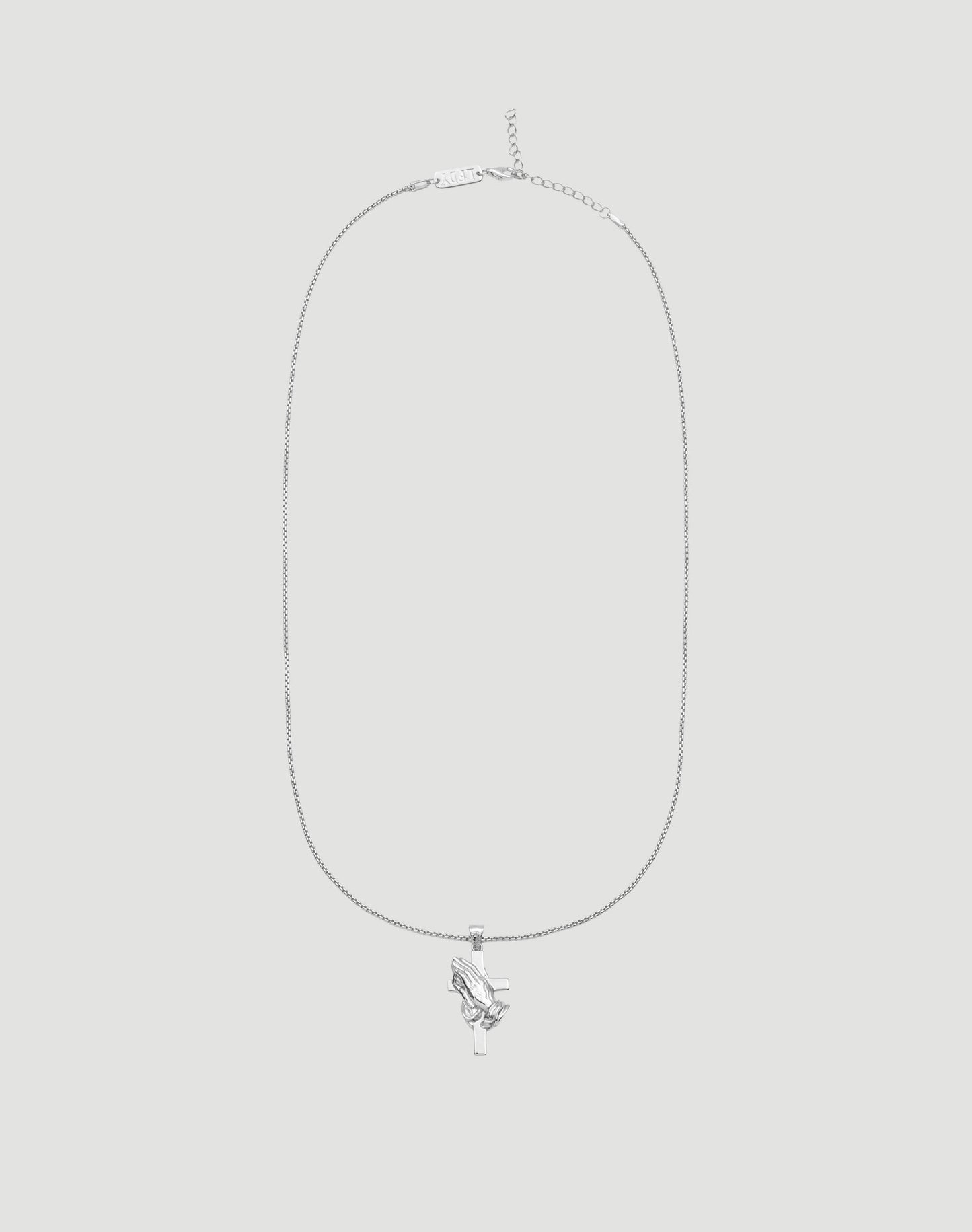 Die LFDY Praying Chain von LIVE FAST DIE YOUNG ist eine größenverstellbare 52 cm Sterlingsilber-Kette mit handförmigem Anhänger, der eine Rose hält. Präsentiert auf schlicht hellem Hintergrund.| plain 