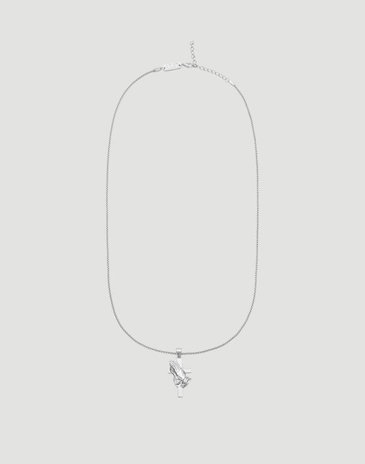 Die LFDY Praying Chain von LIVE FAST DIE YOUNG ist eine größenverstellbare 52 cm Sterlingsilber-Kette mit handförmigem Anhänger, der eine Rose hält. Präsentiert auf schlicht hellem Hintergrund.| plain 